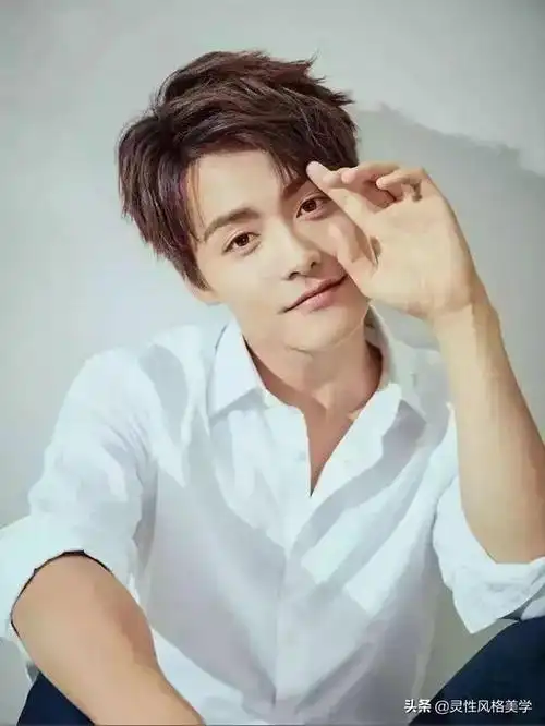 1这是一款狠适合瓜子脸男生的一款露额头的蓬松烫发发型,搭配上白净的