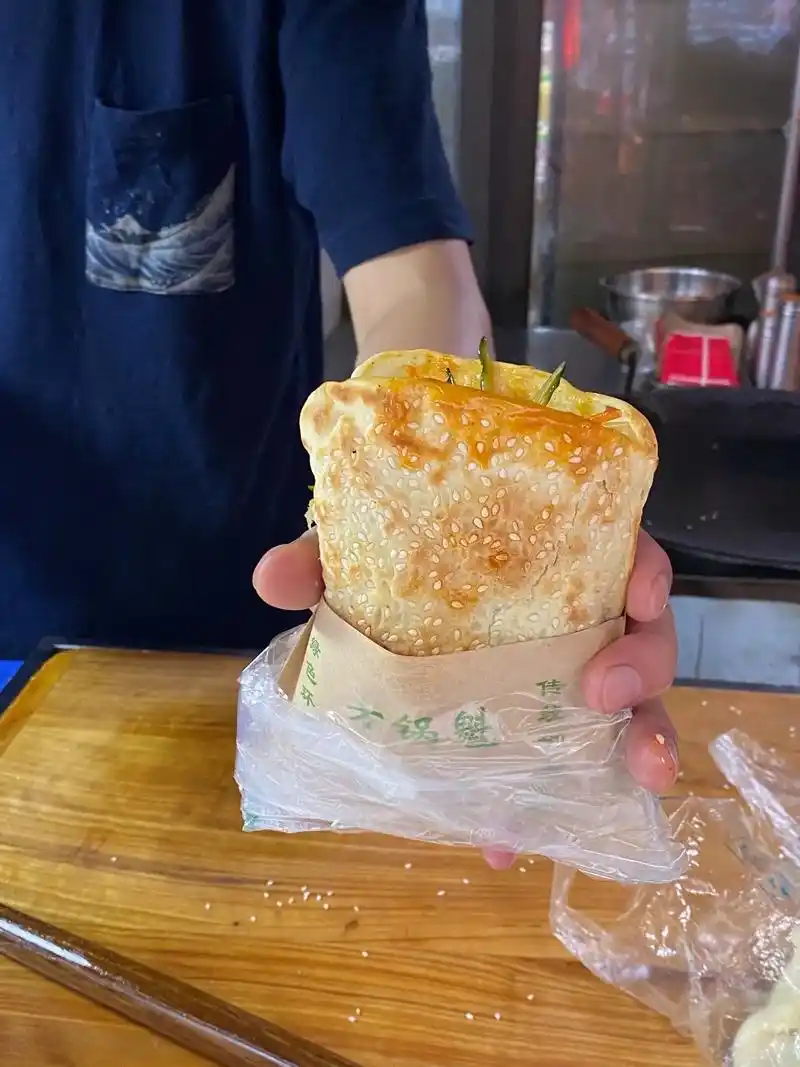 成都吃到的这种锅盔真的巨好吃!成都的名小吃太多了, - 抖音