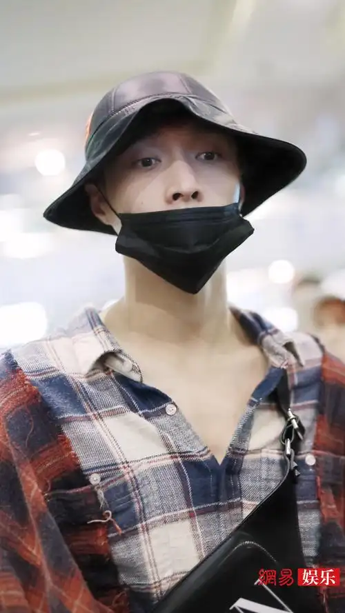 张艺兴戴飞碟帽现身快步疾走表情呆萌