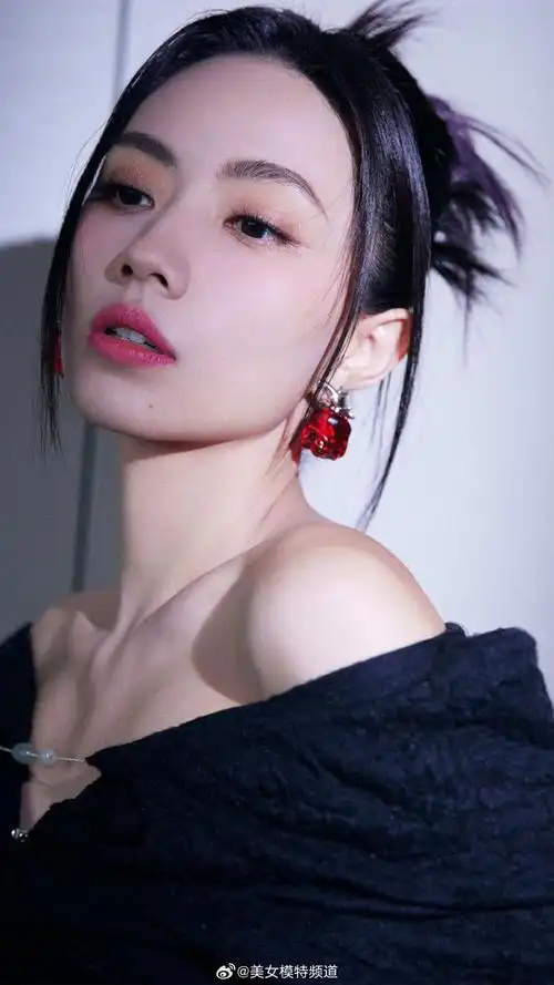 刘惜君黑色魅力穿搭写真