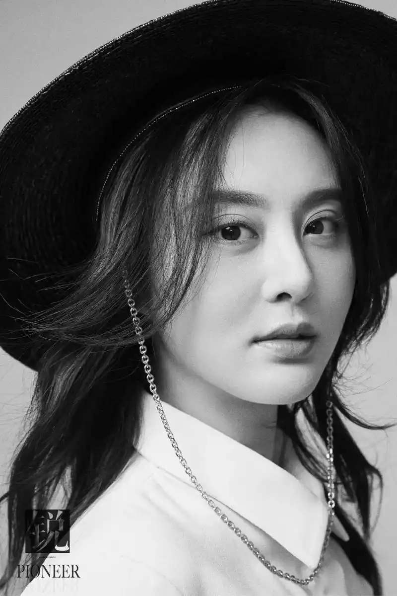 是《罪夜无间》中叛逆活泼的姚菲,她是有着青春靓丽外型的演员甘露,她