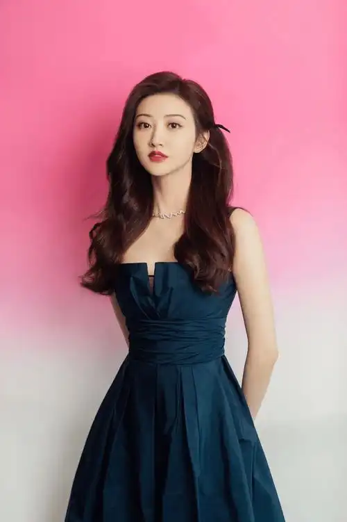 2021年,景甜展现了全新的一面,大胆地在镜头前跳舞,唱歌,甚至参加了