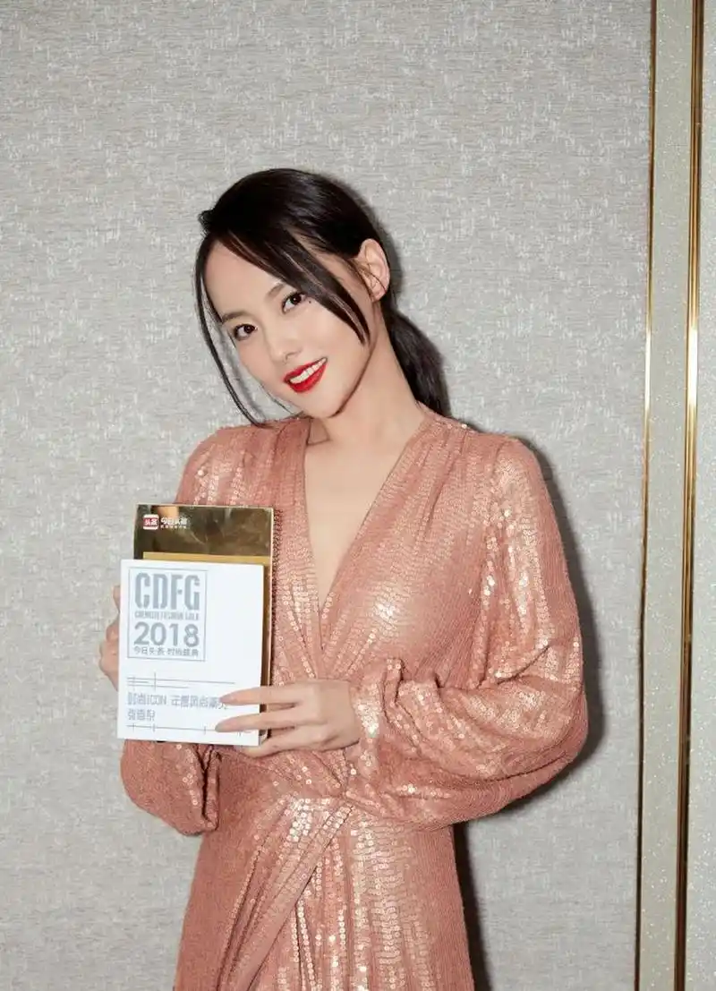 张嘉倪粉色亮片裙惊艳了,深v领开叉设计搭配优雅扎发尽显成熟女人味