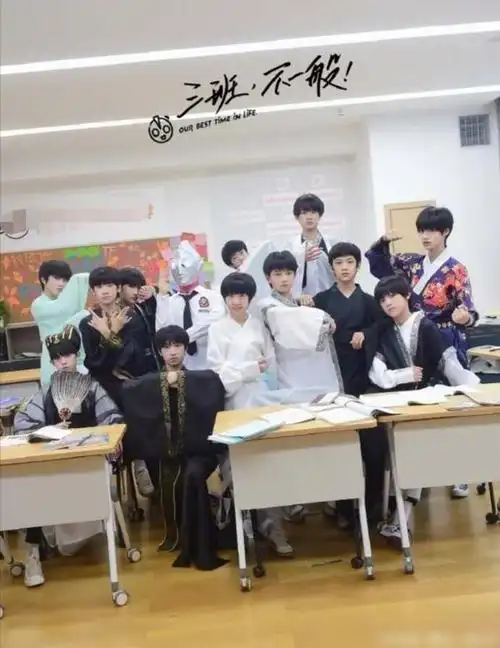 tf家族晒三代合照易烊千玺三人稳居c位师弟们在追赶tfboys