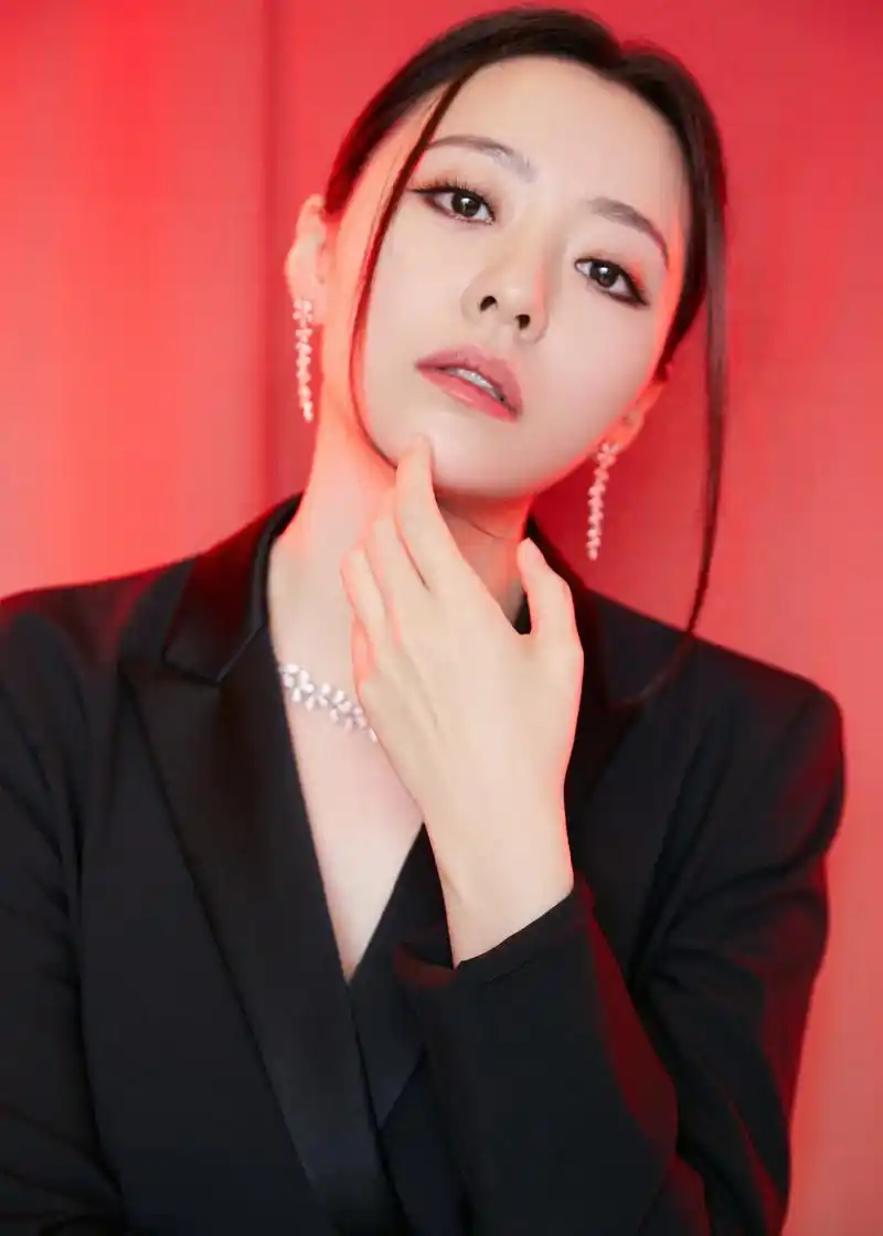 张靓颖黑色修身西装性感写真