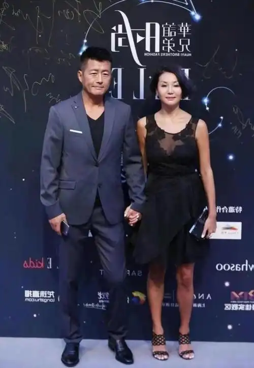 高曙光爱惨了二婚娇妻同框亮相牵手又搂腰老婆穿纱裙性感妩媚