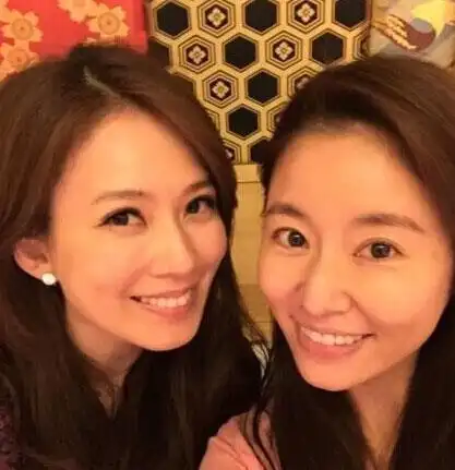 43岁林心如与闺蜜逛街,素面朝天颜值抗打,脸上比v少女感十足