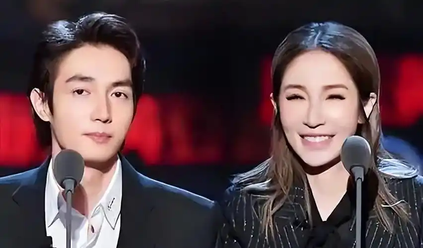 脱相到认不出!交往15任小鲜肉,44岁的萧亚轩现在看起来又老又虚