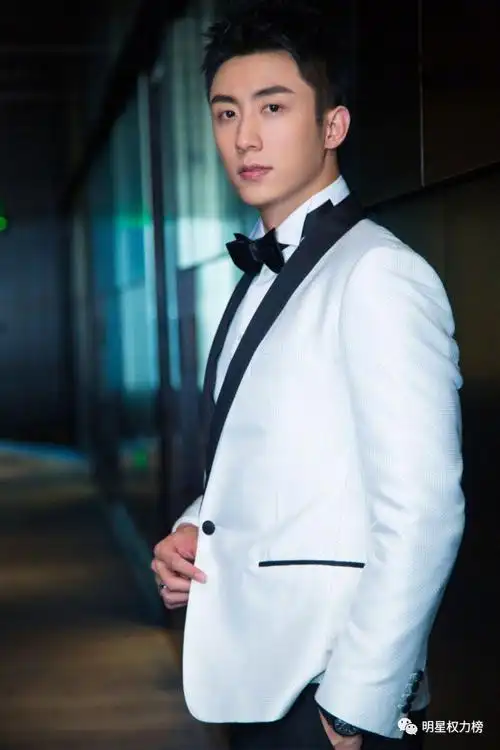 男明星近期活动造型比拼易烊千玺胡一天黄景瑜张若昀谁最帅气撩人