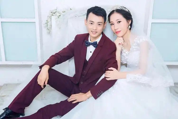 95后小夫妻高中时暗恋,大学异地恋,生双胞胎却成了永远的痛