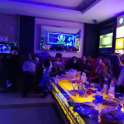 下午,看电影,逛小吃一条街,ktv唱歌,聚餐,女神们在愉快,轻松的氛围中