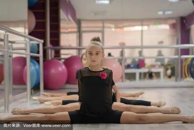 优雅的芭蕾舞小女孩做劈叉