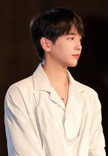 近日彭昱畅出席了《燃野少年的天空》首映礼,大家发现他肉眼可见变瘦