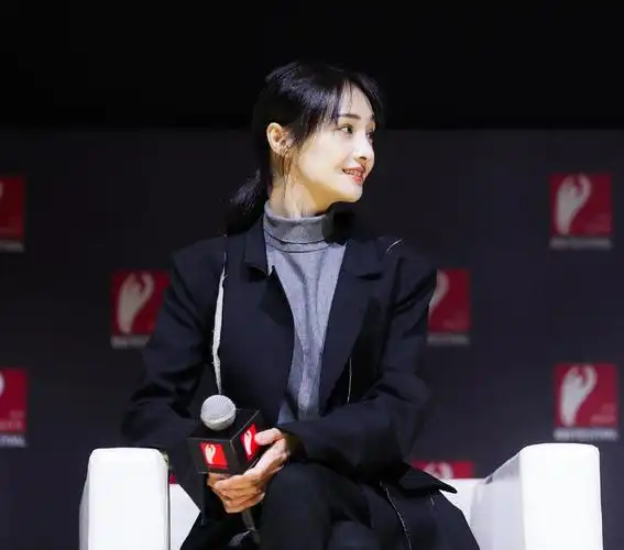 郑爽穿西装式风衣搭配黑色长筒靴,有气场有气质,举止优雅自信!