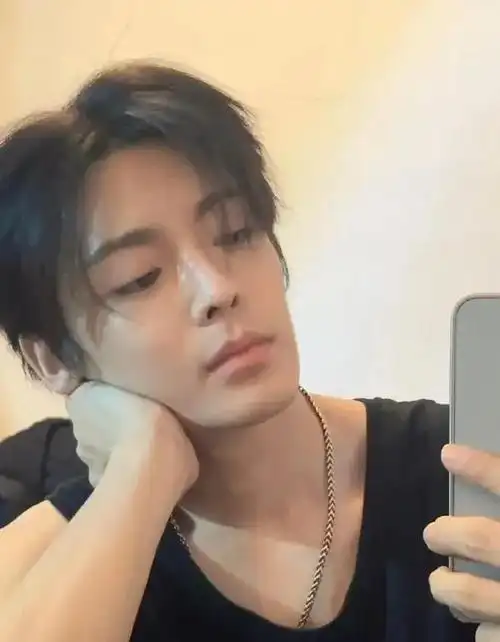 帅气演员侯明昊今日最新自拍照出炉啦太帅了