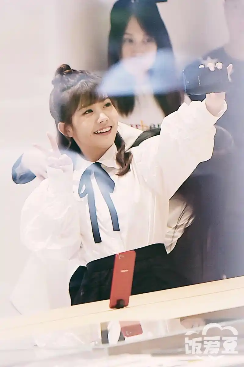 火箭少女101赖美云 出席某活动开业.