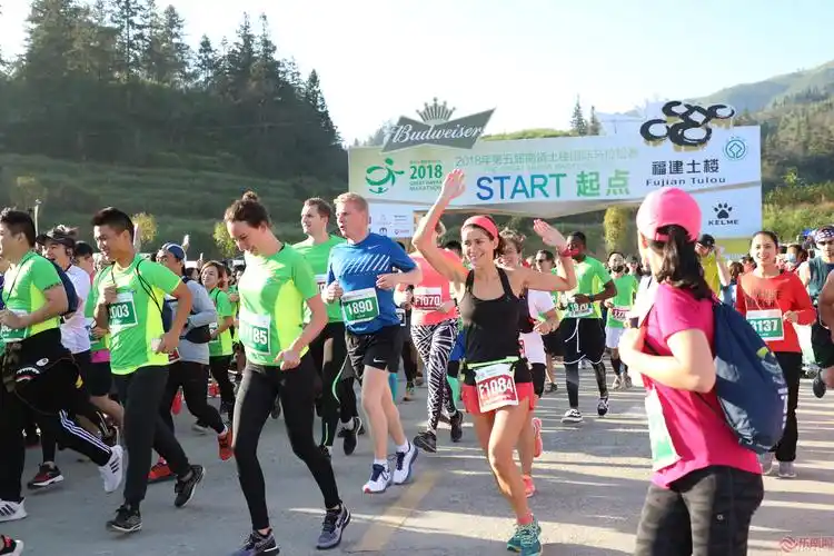 第六届南靖土楼国际马拉松11月23日鸣枪开赛