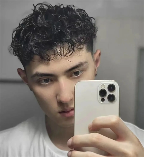 男生羊毛卷发型 蓬松慵懒有个性_男生烫发 - 美发站