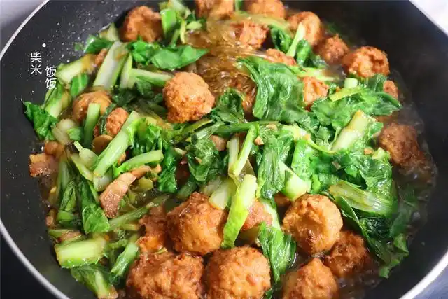 每年冬天,我家都喜欢吃这道炖菜,4种食材一锅出,好做好吃