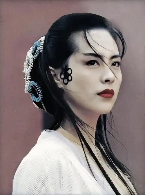 57岁王祖贤近况曝光,罕见晒出自拍照,化淡妆撩头发少女感十足