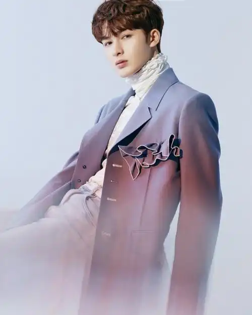 组图:朱正廷写真挑战复古香芋紫西装 荷叶领内搭显温柔气质