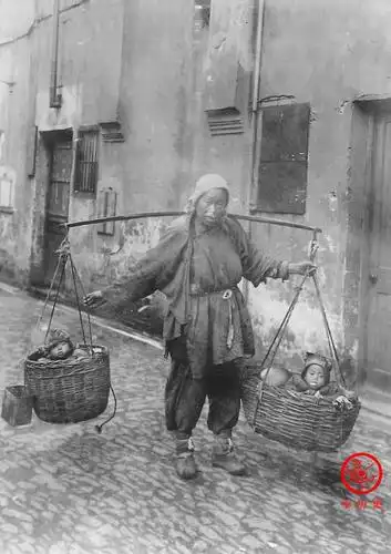 这8位女学生利用假期时间,参加社会服务,为64个邻居配送晚餐.