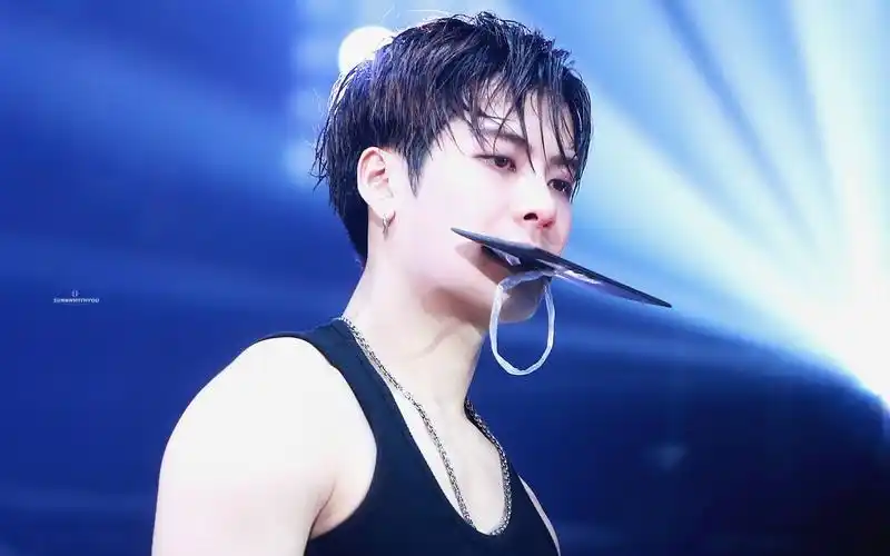 【王嘉尔】嘎嘎烟嗓唱歌开口跪系列