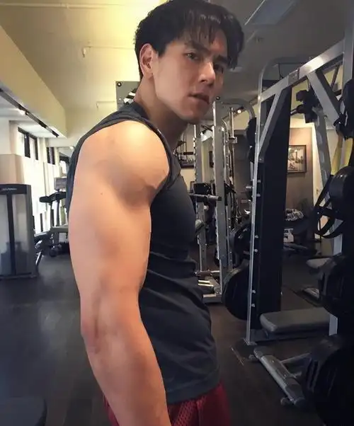 彭于晏法国遛狗!42岁的他身材很好,很高很帅,清爽阳光不油腻!