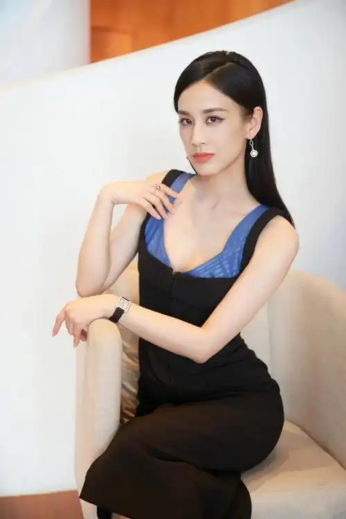 黄圣依身材真丰满拼接吊带裙穿得超紧绷披肩长发优雅又迷人