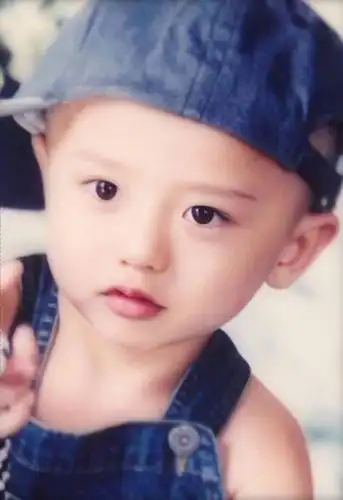 蔡徐坤小时候好萌,眼睛水汪汪的,想rua脸