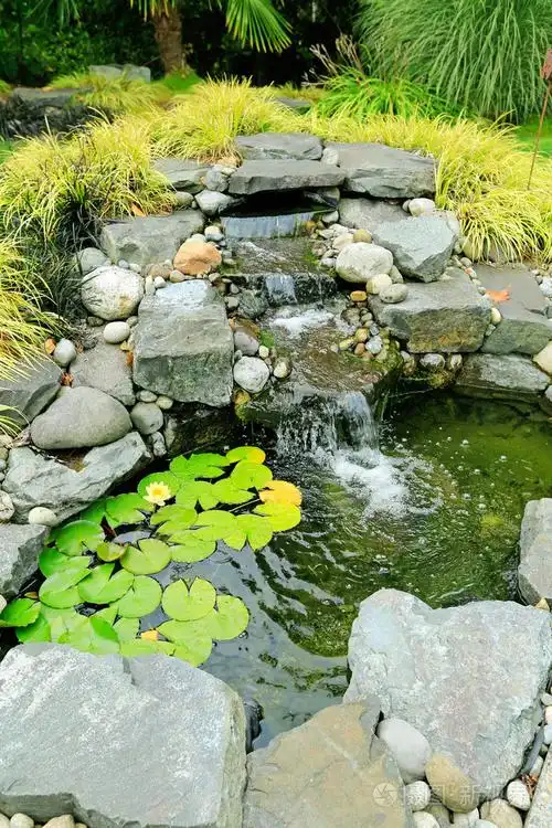 夏天花园里的瀑布景观设计理念