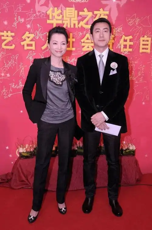 董卿夫妇罕见亮相她依偎老公变小女人富豪老公儒雅绅士真般配