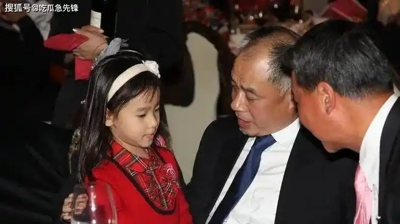 李宁与儿女被爆出60岁头发稀疏老态龙钟女儿甜美儿子气质和父亲如出一