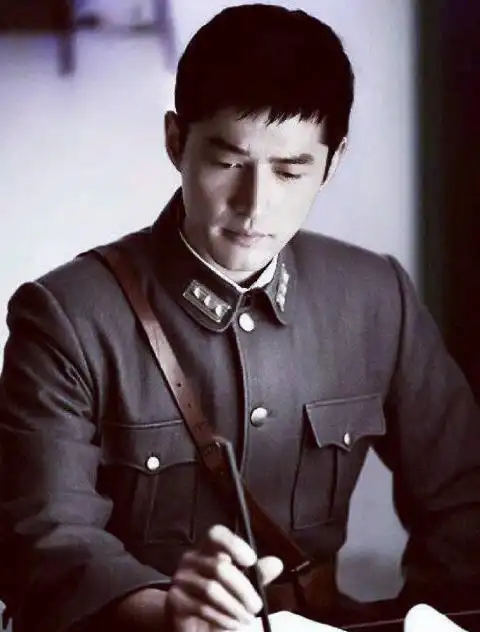 胡歌化身制服控,霸道,睿智,柔情,你喜欢哪个他?