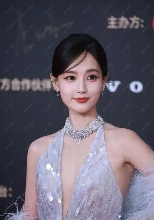 李一桐微博视界大会红毯生图掉落!_网易订阅