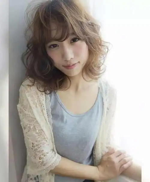 减龄女发型齐肩烫发(奔五的女人烫发更有气质)(10)