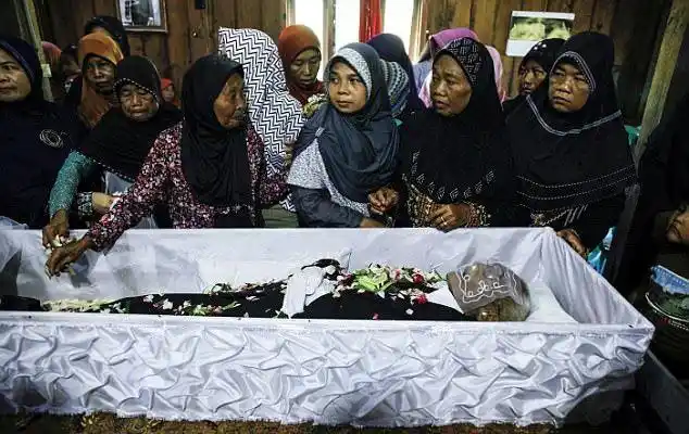 安陆农村葬礼伯父去世现场拍照片永久怀念安陆农村葬礼:伯父去世,现场