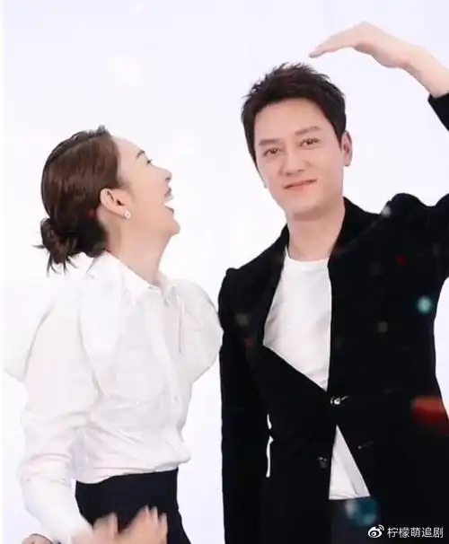 冯绍峰新剧路透曝光独自坐休息室满脸愁容边抽烟边看手机