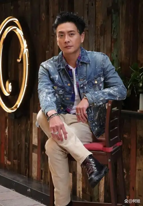 苗侨伟与年轻tvb小生聚会喝红酒聊天无代沟相差20岁称兄道弟