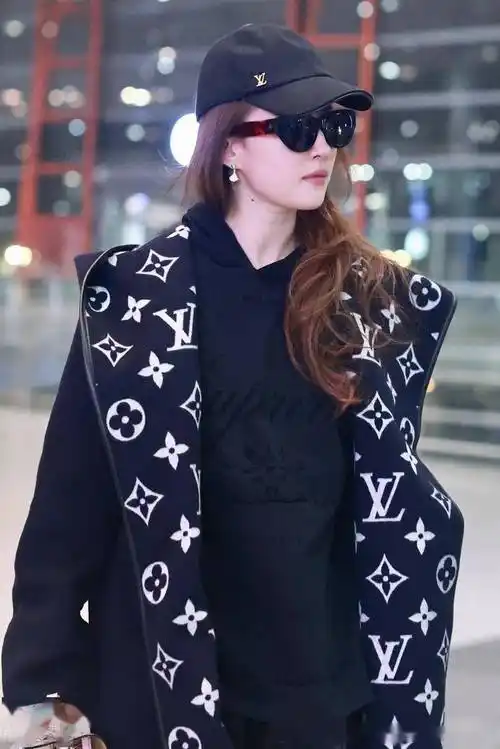 刘亦菲北京出发,下衣失踪搭配棒球帽超时髦_机场