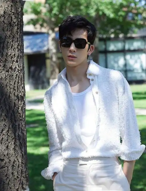 井柏然夏日绿野写真曝光 穿白衬衫低头沉思少年感十足
