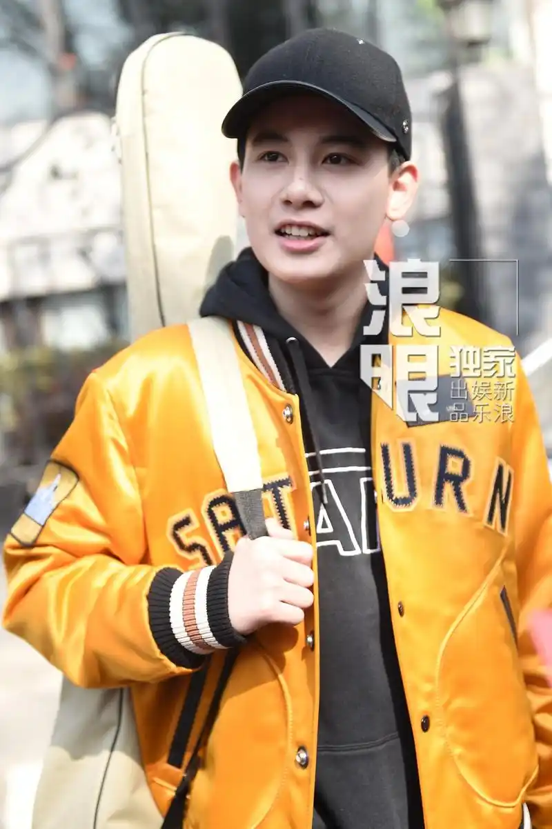 独家:胡先煦亮相中戏复试 背琴提包青春朝气满满