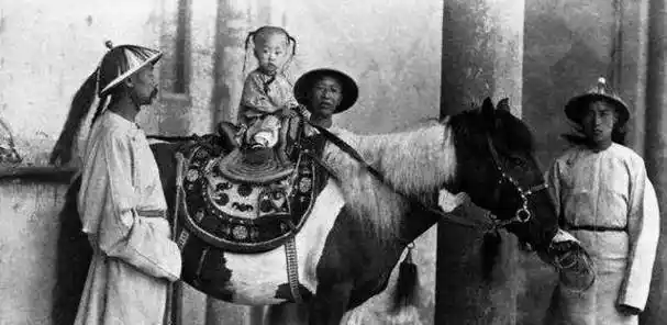 老照片:图3三岁的溥仪在骑马,图5慈禧喜欢的风流美男子