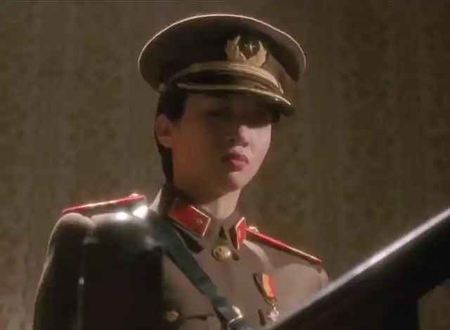 还有梅艳芳的"川岛芳子"也是经典,当年,她出演的这个角色,一度惊艳到