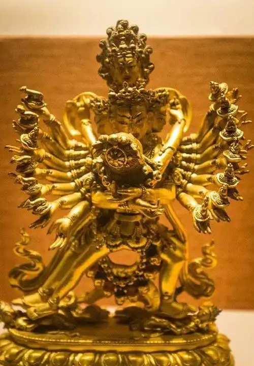 欢喜佛是印度密教与西藏当地信仰结合的藏传密宗的本尊神,代表法的男