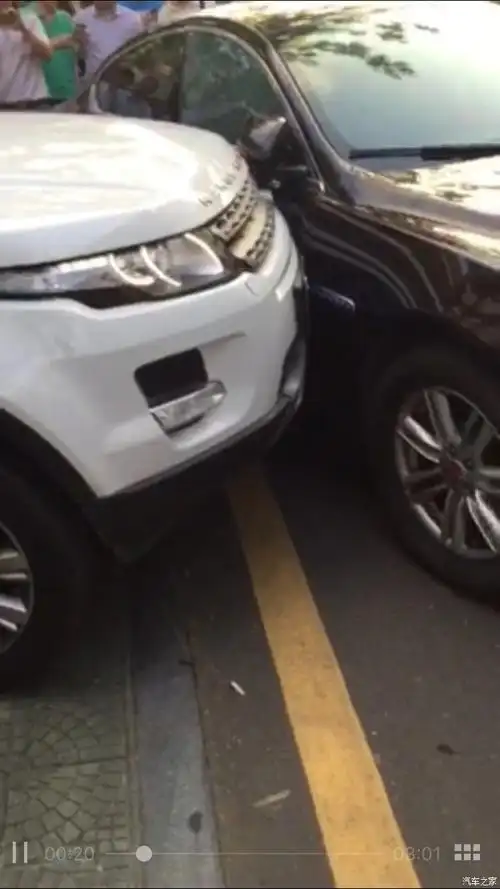 大家看视频没,路虎公安局门口撞捷豹!