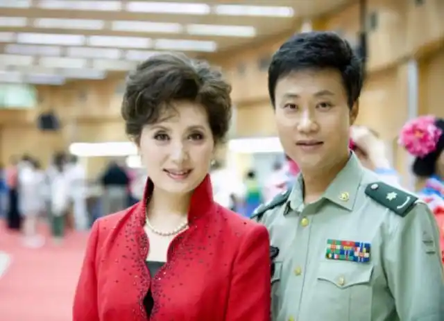 耿为华合照一天晚上熊老师骑着自行车带着耿为华去到了二炮马团长家里