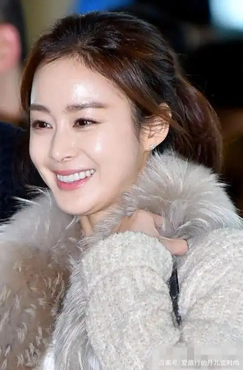 韩国天然美女:金泰熙,穿搭时尚又甜美