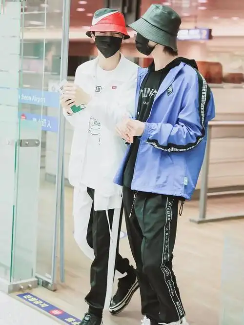 朱正廷陈立农机场偶遇,穿运动装秀"团魂",真默契