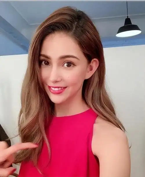 回顾昆凌嫁大14岁周杰伦婚后连生三胎如今一家五口其乐融融